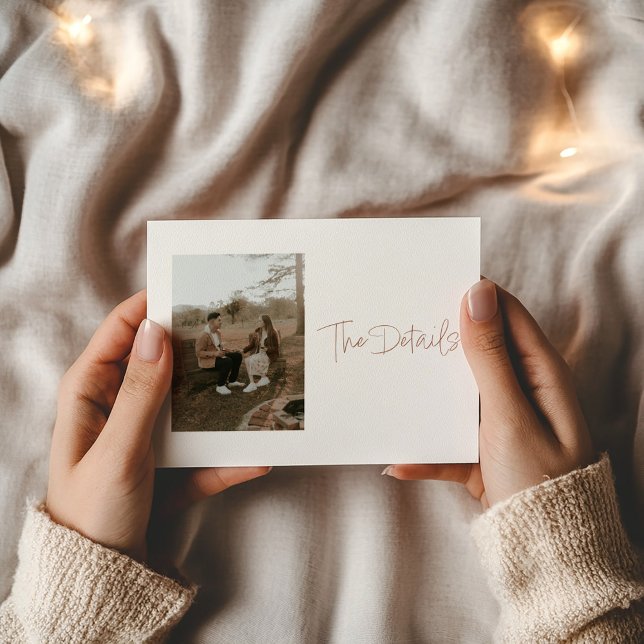 Aktuelles Foto Die Detaileinschlusskarte Begleitkarte (Photo wedding details card with modern script and classic information layout.)
