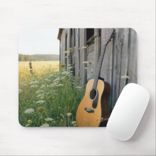 Akustische Gitarre an einer ländlichen Scheune leh Mousepad