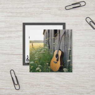 Akustische Gitarre an einer ländlichen Scheune leh Quadratische Visitenkarte