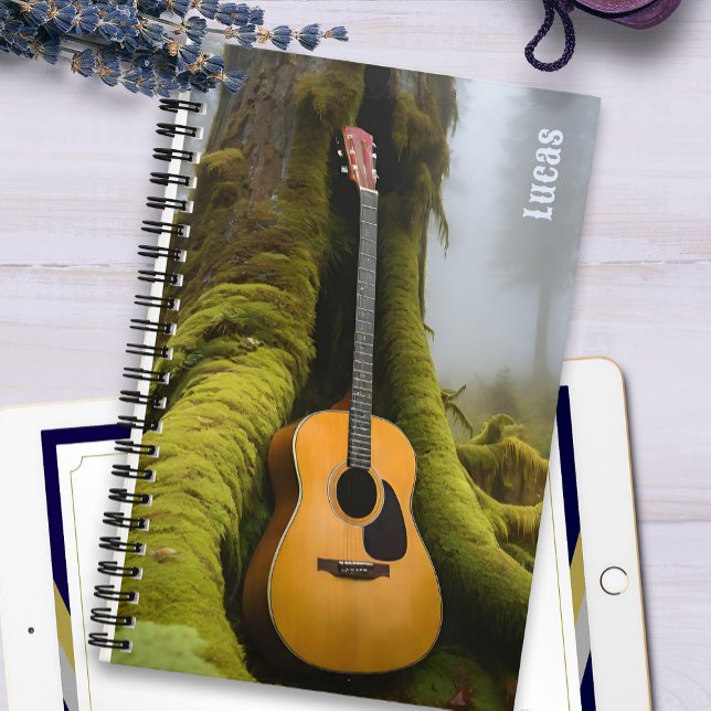 Akustische Gitarre Songwriter Foggy Forest Music Notizbuch (Acoustic guitar in foggy forest, personalized spiral music journal notebook inspired by nature.)
