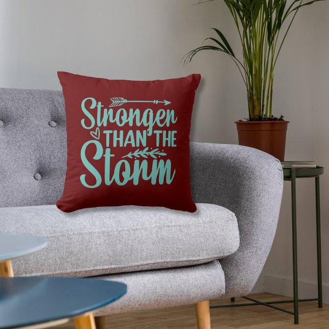 Akzent der motivierend Bibel Verse Typografie Kissen (Motivational Quote Stronger Then The Storm Inspirational And Encouraging Quote Pillow)