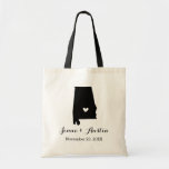 Alabama Wedding Welcome Tote Bag Tragetasche<br><div class="desc">Willkommen aus der Stadt Hochzeitsgäste mit einer Tasche voll von Snacks und Leckereien personalisiert mit dem Staat, wo Sie heiraten, die Braut und Bräutigam Namen und Hochzeitsdatum. Klicken Sie auf Anpassen, um das Herz zu verschieben, um eine beliebige Stadt oder Position auf der Staat-Karte anzuzeigen. Verwenden Sie die Designwerkzeuge, um...</div>