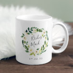 Alabaster Floral Wreath Bridesmaid Tasse<br><div class="desc">Die Tasse ist ein Geschenk für Ihre Brautjungfrauen,  mit einem Blumenkranz in Grün und Weiß,  der in handgeschriebenen Schriftzeichen mit "Brautjungfrau" versehen ist. Personalisieren Sie sich mit Ihrem Hochzeitsdatum unten.</div>