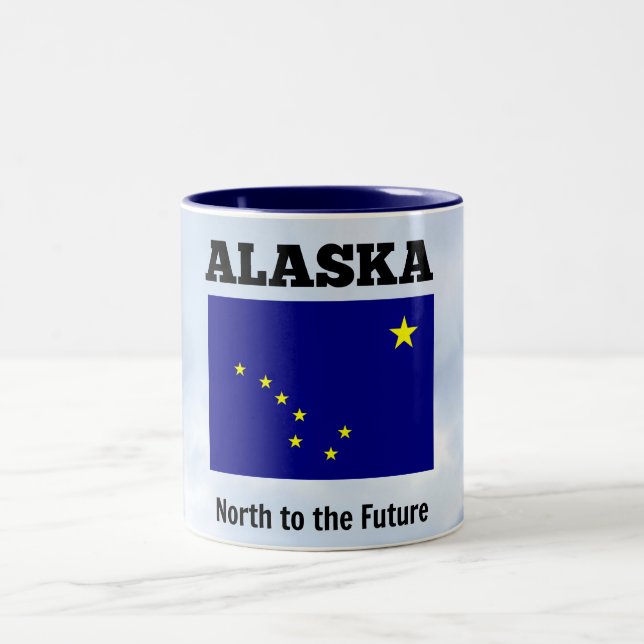Alaska-Flagge und Slogan Zweifarbige Tasse (Mittel)
