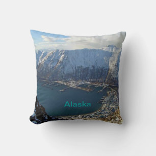 Alaska-Gebirgszug und Stadt darunter Kissen