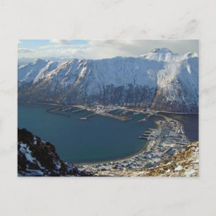Alaska-Gebirgszug und Stadt darunter Postkarte