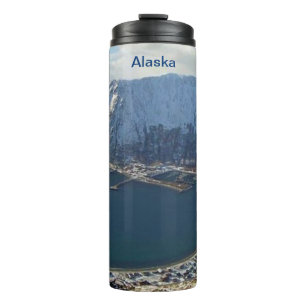 Alaska-Gebirgszug und Stadt darunter Thermosbecher