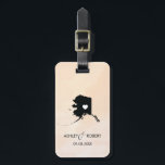 Alaska-Karten-Hochzeits-Gepäckanhänger mit dem Gepäckanhänger<br><div class="desc">Diese Staatsgepäckumbauten machen die perfekten Hochzeitsgeschenkumbauten oder die willkommenen Taschenumbauten.  Krawatte es zu Ihrem Geschenk anstelle eines typischen Papiergeschenkumbaus und sie können ihn für Monate und Jahre zu gekommen benutzen. Umbauten haben einen Pfirsichaprikosen-Aquarellhintergrund. Um das Herz am Hochzeitsstandort zu setzen,  verwenden Sie "besonders anfertigen weiter" Wahl.</div>