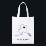 Alaska Wedding Welcome Bag Tasche, Zielkarte Wiederverwendbare Einkaufstasche<br><div class="desc">Begrüßungsgeschenktasche mit Kartengrafik. Ihre Gäste werden in ihrem Hotel einchecken und diese Tasche mit den Leckereien,  die sie erwarten,  finden. Sie können das Herz mit der Funktion "Weiter anpassen" an den Ort Ihres großen Tages positionieren.</div>