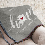 Alaska Zuhause Staat Rustic Personalisiert Decke<br><div class="desc">Zeigen Sie Zuhause-Staatsstolz mit dieser niedlichen rustikalen grauen Werftdecke mit "Zuhause" in weißer Kalligrafie-Schrift, die mit einer Silhouette des Staat von Alaska stehend für den Buchstaben "O" zeigt. Eine rosa Herzillustrierung in der Staat-Karte vervollständigt das Design; Sie können die Herzposition in Ihrer Zuhause-Stadt ändern, indem Sie das Design-Tool öffnen und...</div>