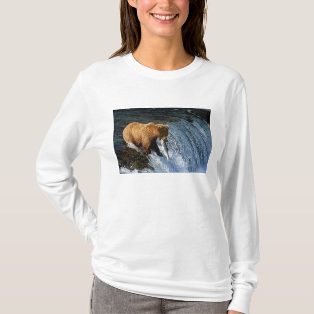 Alaskan Brown Bear Fangen von Lachs bei Brooks T-Shirt (Vorderseite)