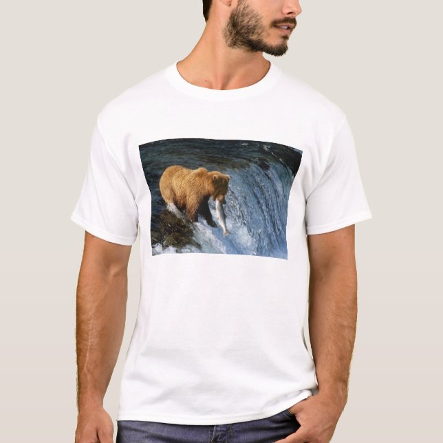 Alaskan Brown Bear Fangen von Lachs bei Brooks T-Shirt (Vorderseite)
