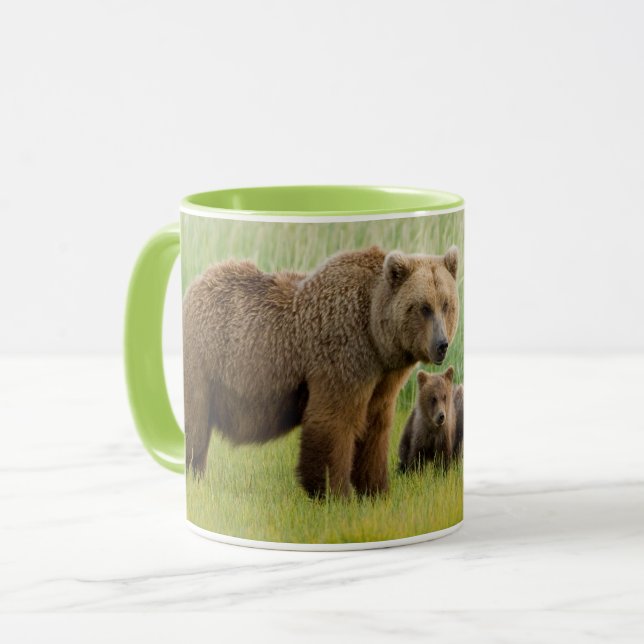 Alaskan Brown Bear mit Cubs auf einer Wiese Tasse (Vorderseite Links)