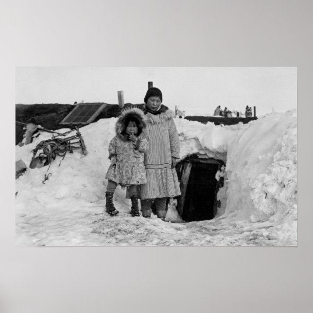Alaskan Eskimos außerhalb ihrer Zuhause-Fotografie Poster (Vorne)