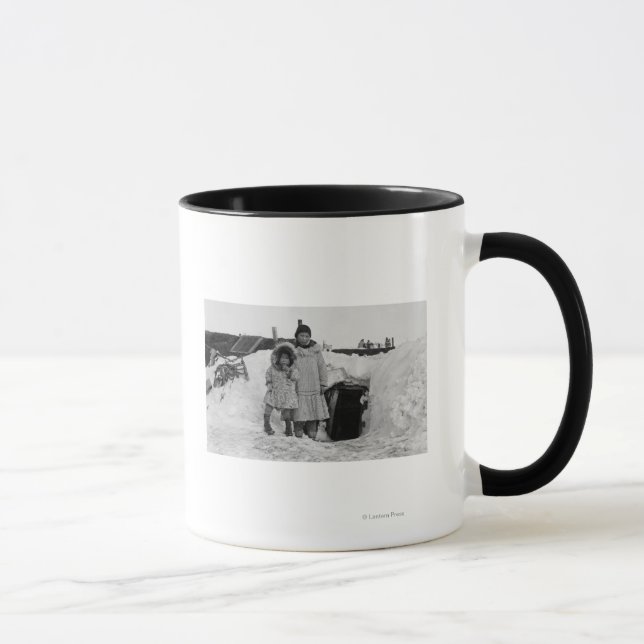 Alaskan Eskimos außerhalb ihrer Zuhause-Fotografie Tasse (Rechts)