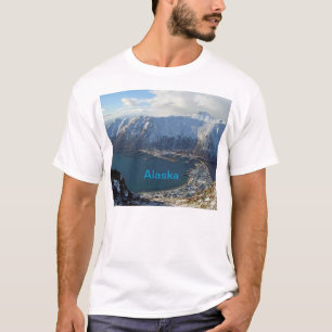 Alaskan Gebirge und Stadt Unterhalb T-Shirt