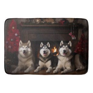 Alaskan Malamute am Feuerplatz Weihnachten Badematte
