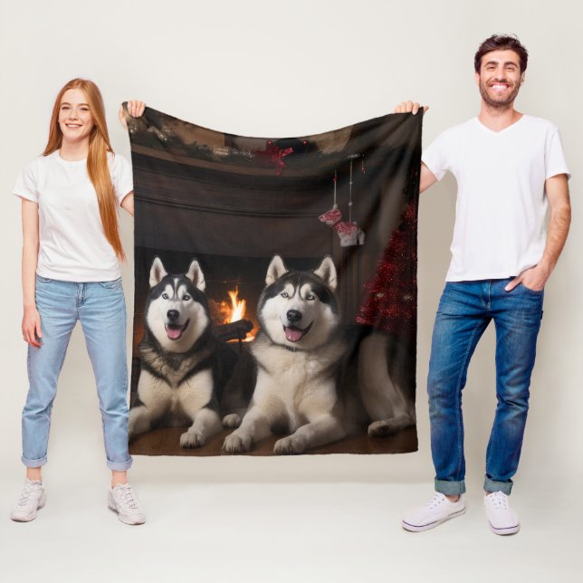 Alaskan Malamute am Feuerplatz Weihnachten Fleecedecke (Beispiel)