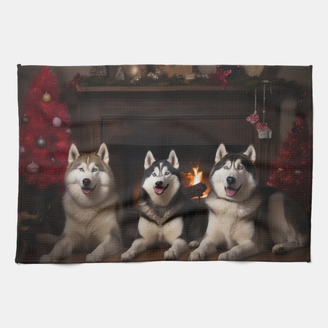 Alaskan Malamute am Feuerplatz Weihnachten Geschirrtuch (Horizontal)