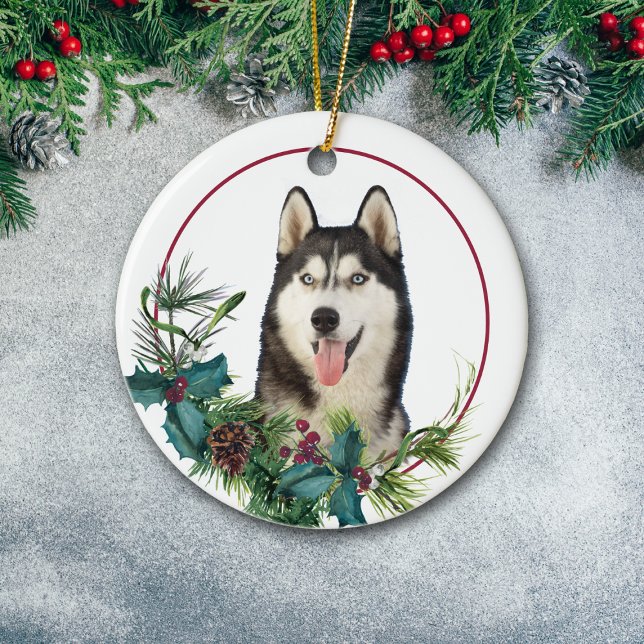 Alaskan Malamute Dog Evergreen Berry Wreath Keramik Ornament (Von Creator hochgeladen)
