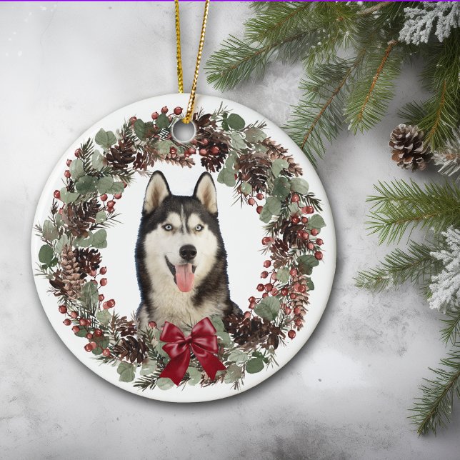 Alaskan Malamute Dog Red Bow Pinecone Wreath Keramik Ornament (Von Creator hochgeladen)