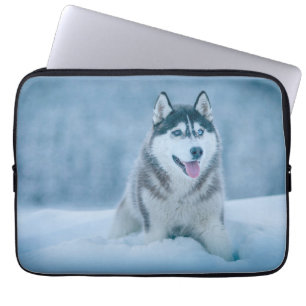 Alaskan Malamute geht auf Schneefeld Laptopschutzhülle