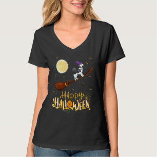 Alaskan Malamute Hund fährt mit Hexe auf Schrotfli T-Shirt