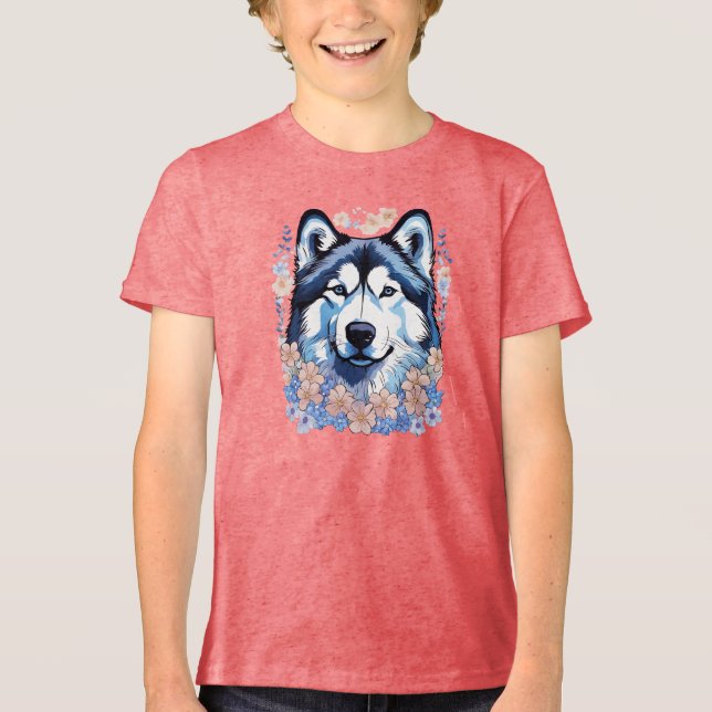 Alaskan Malamute Hund umgeben von Vergessenmerzen Tri-Blend Shirt (Vorderseite)