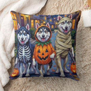Alaskan Malamute Hunde beim Trick-or-Treat an Hall Kissen