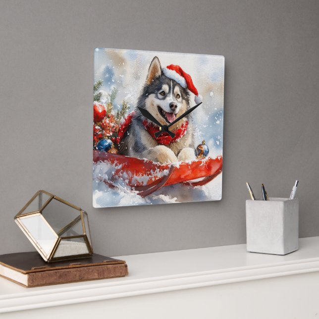 Alaskan Malamute in Sledge Let it Schnee Weihnacht Quadratische Wanduhr (Büro)