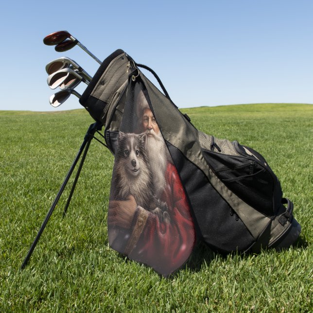 Alaskan Malamute mit Weihnachten des Weihnachtsman Golfhandtuch (Gras)