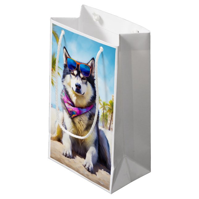 Alaskan Malamute on Beach, Sommergeschenk Kleine Geschenktüte (Vorderseite Schrägansicht)