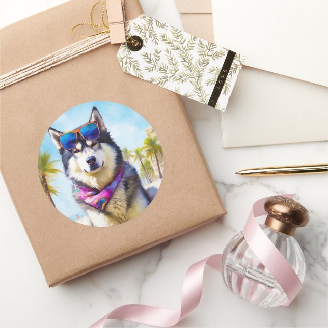 Alaskan Malamute on Beach, Sommergeschenk Runder Aufkleber (Schenken)