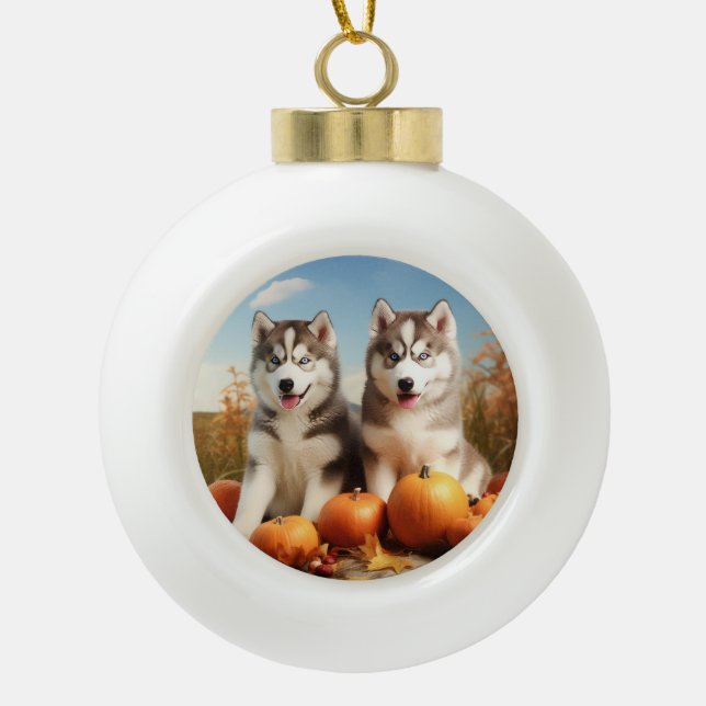 Alaskan Malamute Welpe Herbst Delight Pumpkin Keramik Kugel-Ornament (Vorderseite)