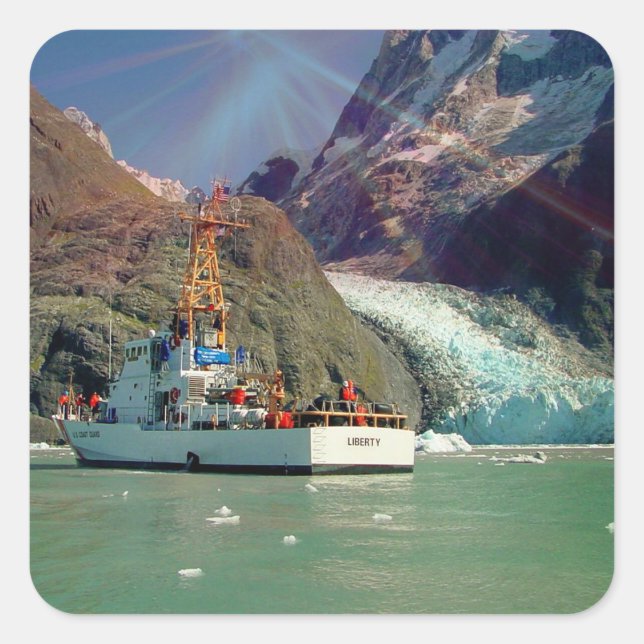 Alaskan Mountain View mit Boot Quadratischer Aufkleber (Vorderseite)