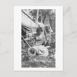 Alaskan Woman Making Snowschuhe Fotografie Postkarte