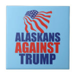 Alaskans gegen Trumpf Fliese<br><div class="desc">Antitrumpfbewohner des Staat von Alaska vereinigen mit diesem Entwurf der amerikanischen Flagge. Unterstützung Hillary Clinton in der Präsidentschaftswahl 2016.</div>