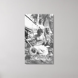 Alaskische Frau, die Snowshoes-Fotografie macht Leinwanddruck