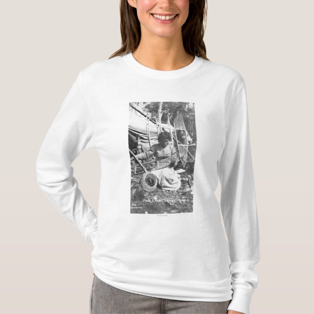 Alaskische Frau, die Snowshoes-Fotografie macht T-Shirt (Vorderseite)