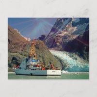 Alaskischer Bergblick mit Boot