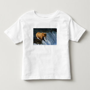 Alaskischer Braunbär fängt Lachs bei Brooks Kleinkind T-shirt