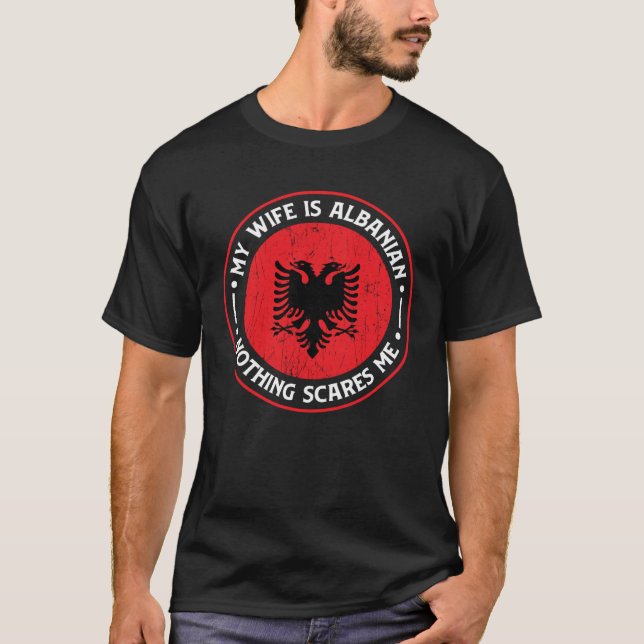 Albanian Roots My Wife Is Albanian Nothing Scares  T-Shirt (Vorderseite)