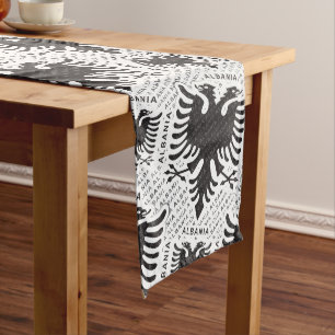 Albanische Flagge 3 Mittelgroßer Tischläufer