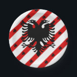 Albanische Streifenflagge Pappteller<br><div class="desc">Flagge Albaniens in Form von Streifen und albanischer Wappen von schwarzem Adler</div>