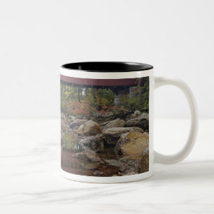 Albany Bridge, direkt neben der Kancamagus Zweifarbige Tasse