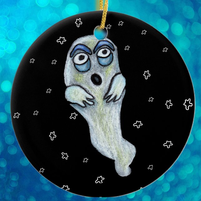 Albern Goofy Cartoon Ghost Big Eyes Stars Keramikornament (silly ghost blue eyes floating on white stars on black Halloween hanging ornament.)