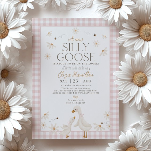Alberne Gans auf der Loose Baby Dusche Pink Gingha Einladung (A new silly goose is about to be on the loose! Pink Gingham Goose Baby Shower Invitation)
