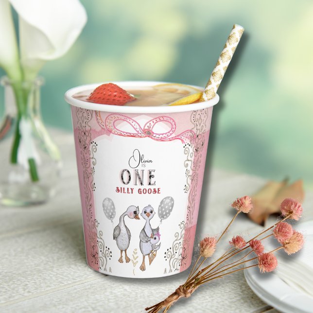 Alberne Gänse Familie Pink & Bow 1. Geburtstag Pappbecher (Silly Goose Family Pink & Bow 1st Birthday Paper Cups)