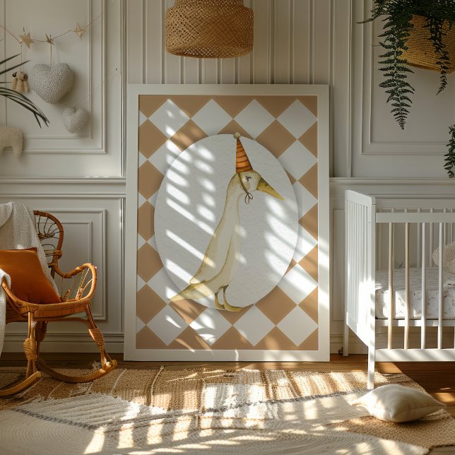Alberne Gänseneutrale Kinderzimmer-Wand Poster (Coquette-inspired neutral nursery with a framed silly goose art print on a beige harlequin backgroun)