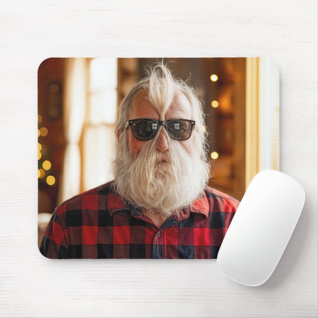 Alberner alter Mann mit Bart unter Sonnenbrille Mousepad (Mit Mouse)